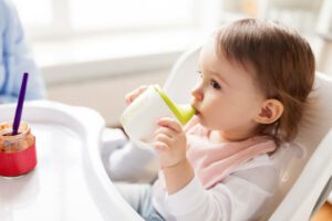 Bebê pode tomar suco, chá, leite de vaca e água de coco a partir de quantos meses?