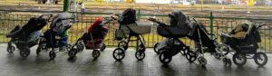 Mães polonesas deixam carrinhos de bebê à espera de mães ucranianas refugiadas, em estação