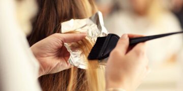 Tintura, alisamento e outros tratamentos de cabelo na gravidez são proibidos?