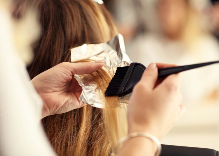 Tintura, alisamento e outros tratamentos de cabelo na gravidez são proibidos?