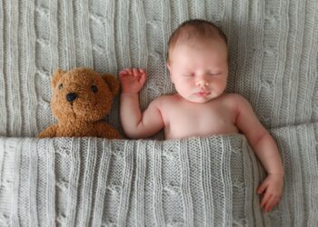Bebê e bicho de pelúcia