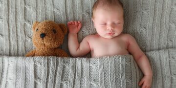 Bebê e bicho de pelúcia