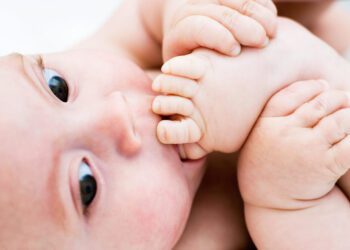 Por que o bebê ama colocar a mão e o pé na boca