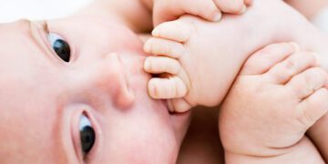 Por que o bebê ama colocar a mão e o pé na boca