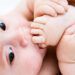 Por que o bebê ama colocar a mão e o pé na boca
