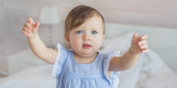 Bebê senta sozinho