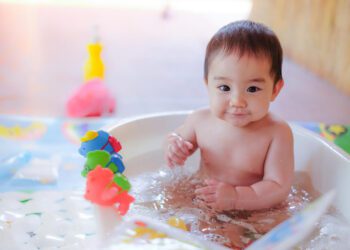 Dicas de brincadeiras para fazer na banheira durante o banho do bebê