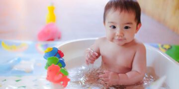 Dicas de brincadeiras para fazer na banheira durante o banho do bebê