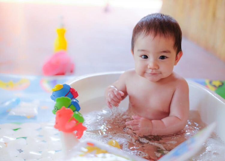 Dicas de brincadeiras para fazer na banheira durante o banho do bebê