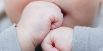 Bebê descobre as mãos