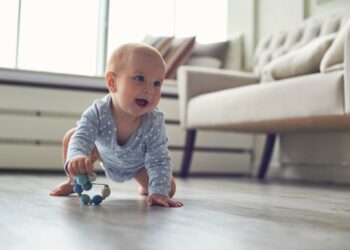 Quando o bebê começa engatinhar