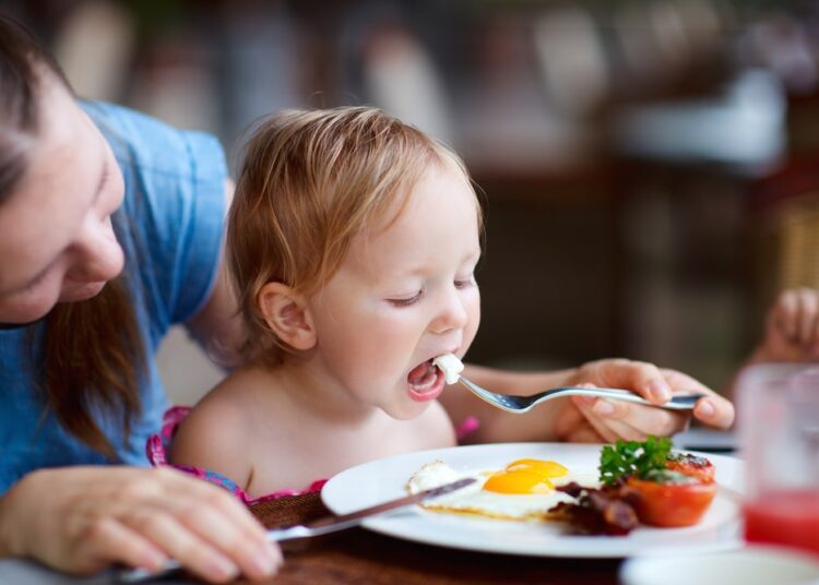 Criança seletiva para comer