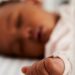 Sonecas de dia: até quando o bebê precisa delas?