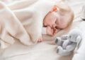 O terror noturno do bebê ou infantil acontece durante o sono profundo