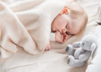 O terror noturno do bebê ou infantil acontece durante o sono profundo