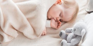 O terror noturno do bebê ou infantil acontece durante o sono profundo