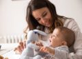 Naninha de bebê: saiba com quantos meses adotar e para que serve
