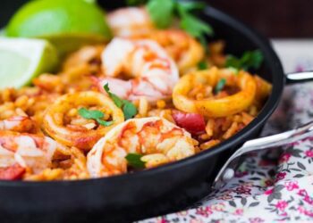 Foto de prato com camarão e outros frutos do mar para grávida comer