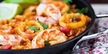 Foto de prato com camarão e outros frutos do mar para grávida comer