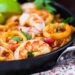 Foto de prato com camarão e outros frutos do mar para grávida comer