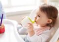 Bebê pode tomar suco, chá, leite de vaca e água de coco a partir de quantos meses?