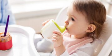 Bebê pode tomar suco, chá, leite de vaca e água de coco a partir de quantos meses?