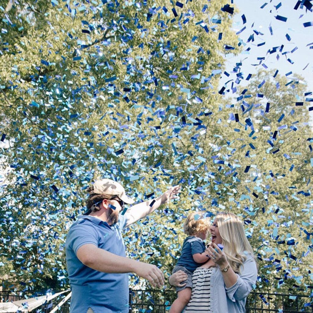 Chá revelação simples com chuva de papel picado