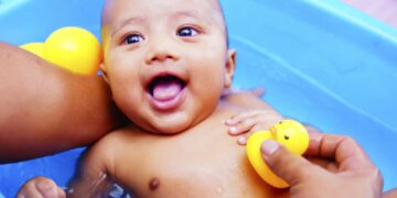 Como acabar com o choro do bebê e da criança na hora do banho