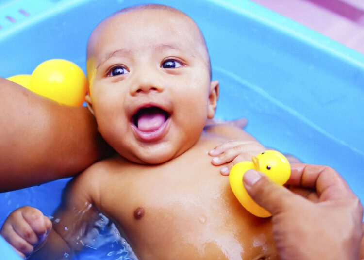 Como acabar com o choro do bebê e da criança na hora do banho