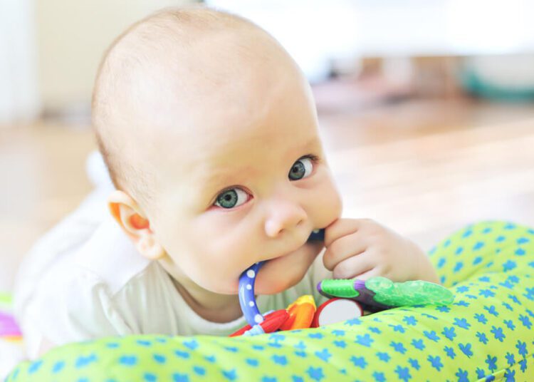 Como aliviar a dor do dente que está nascendo?