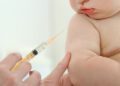Bebê recebe a vacina da gripe