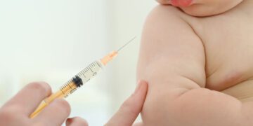 Bebê recebe a vacina da gripe