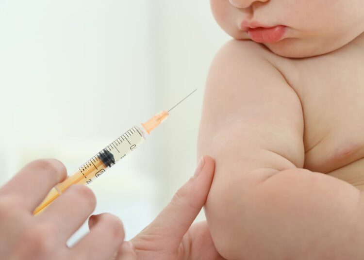 Bebê recebe a vacina da gripe