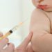 Bebê recebe a vacina da gripe