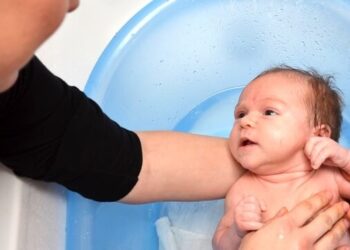 Como dar banho no bebê no frio