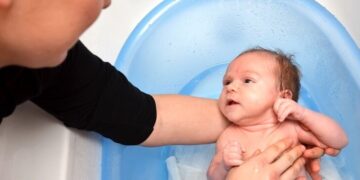 Como dar banho no bebê no frio