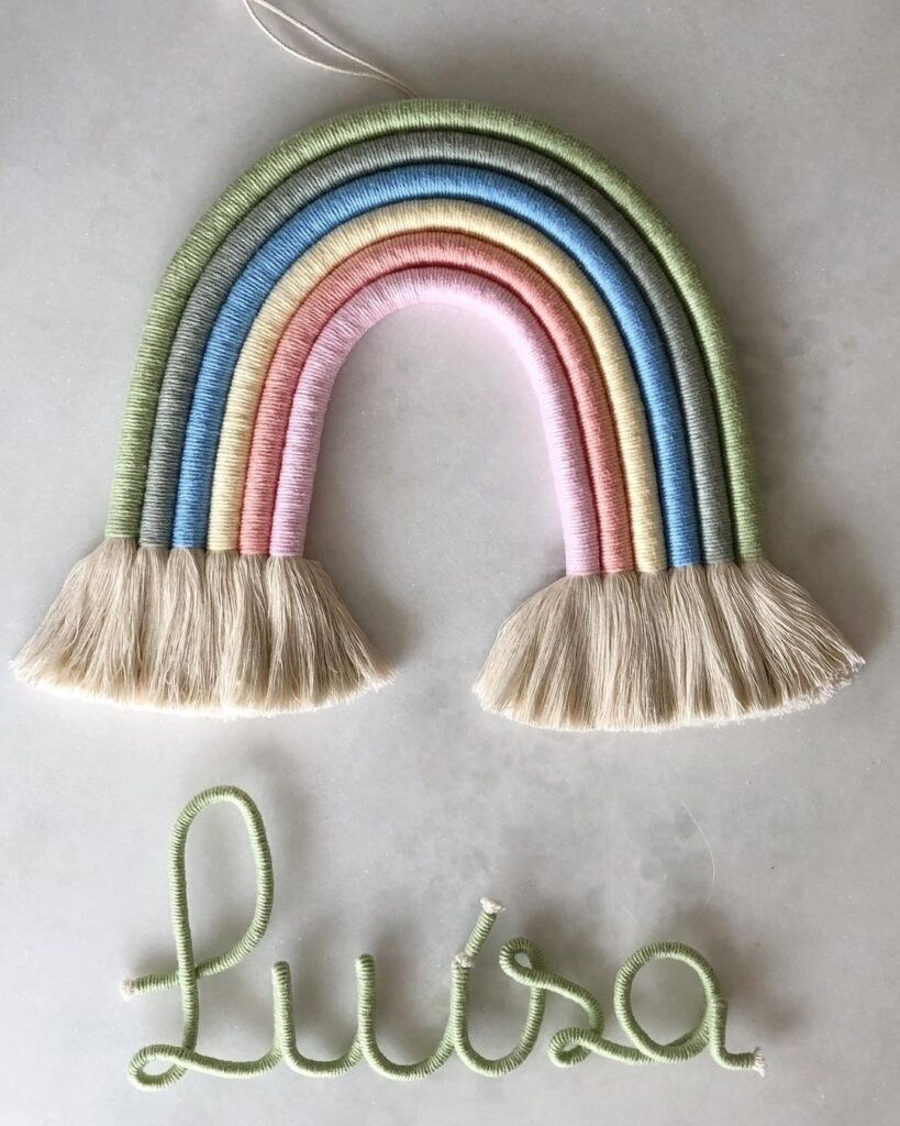 Enfeite de porta maternidade em forma de arco-íris