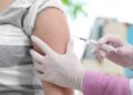 Grávidas e lactantes devem tomar a dose de reforço da vacina contra a covid-19?