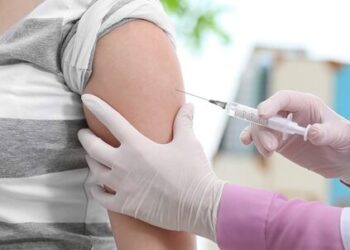 Grávidas e lactantes devem tomar a dose de reforço da vacina contra a covid-19?