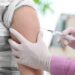Grávidas e lactantes devem tomar a dose de reforço da vacina contra a covid-19?