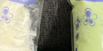 A foto do leite materno com cor esverdeada circulou pela internet: médico explica que não tem relação com anticorpos contra covid-19