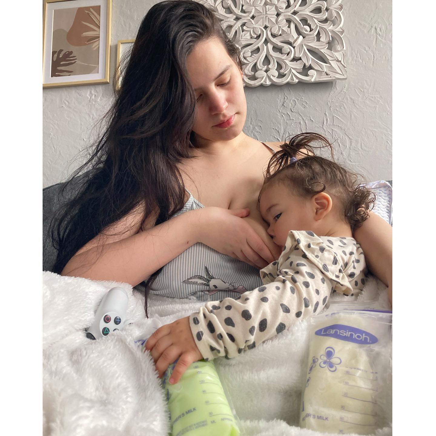 Ashmiry e a filha, na época e que tiveram covid-19