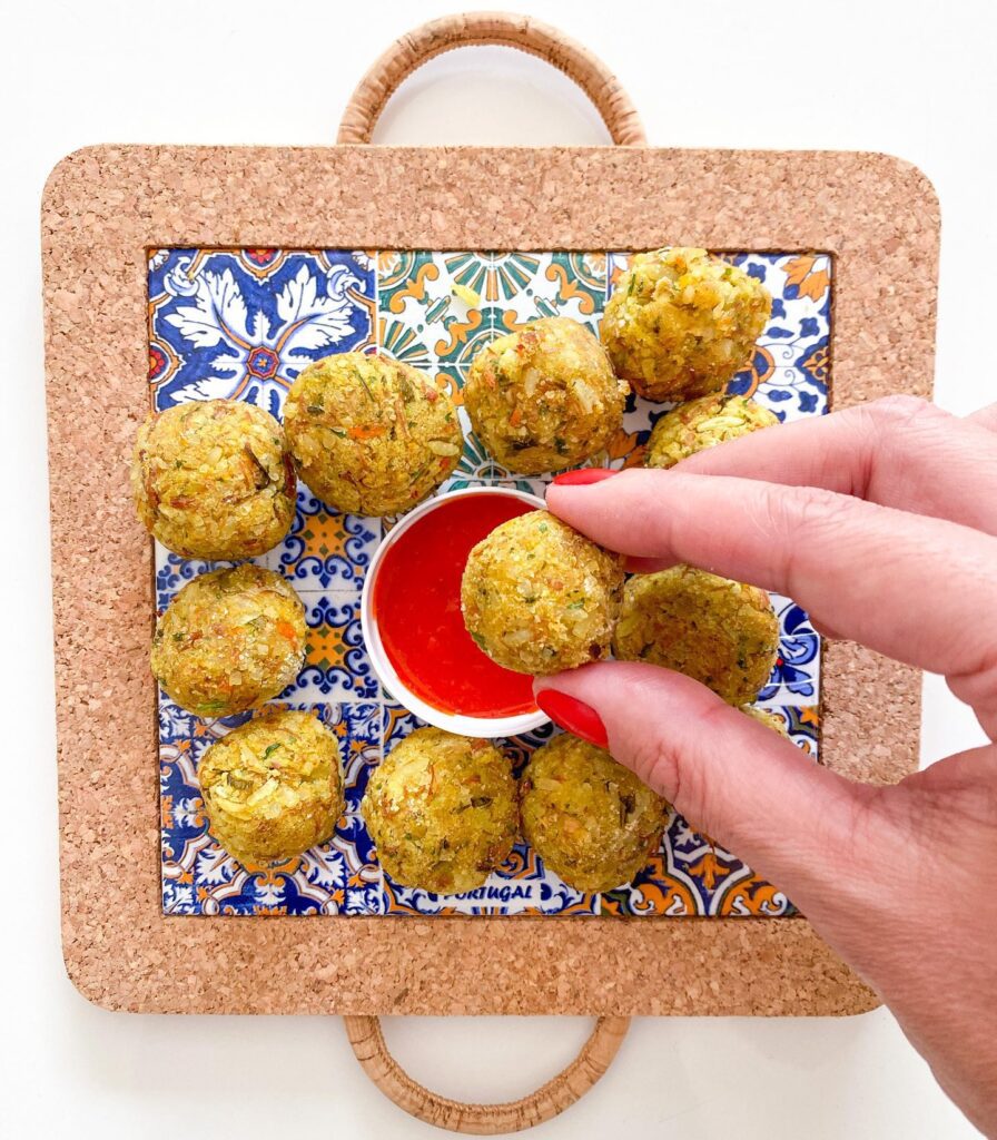 Bolinho de arroz com carne seca, cenoura e espinafre
