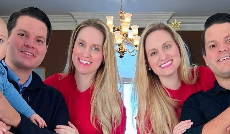 Os bebês são filhos de gêmeos idênticos e, por isso, compartilham um DNA parecido