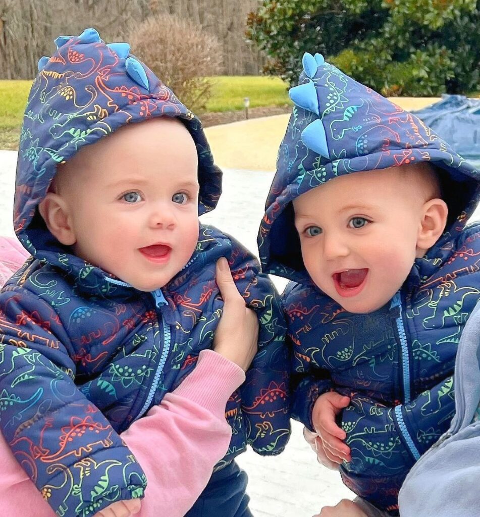 Os pequenos Jett e Jax parecem irmãos gêmeos, mas não são