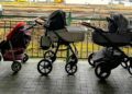Mães polonesas deixam carrinhos de bebê à espera de mães ucranianas refugiadas, em estação
