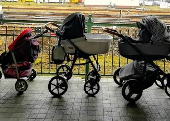 Mães polonesas deixam carrinhos de bebê à espera de mães ucranianas refugiadas, em estação