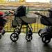 Mães polonesas deixam carrinhos de bebê à espera de mães ucranianas refugiadas, em estação