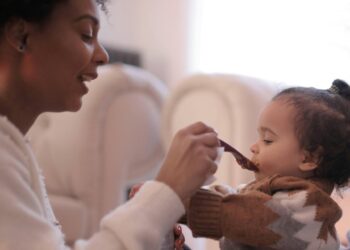 Alimentação do Bebê: O Que Pode e o Que Não Pode Comer em Cada Fase