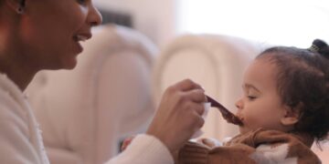Alimentação do Bebê: O Que Pode e o Que Não Pode Comer em Cada Fase
